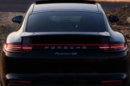 
										Porsche Panamera – Noleggio per Eventi full									
