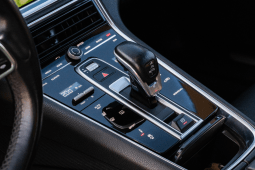 
										Porsche Panamera – Noleggio per Eventi full									